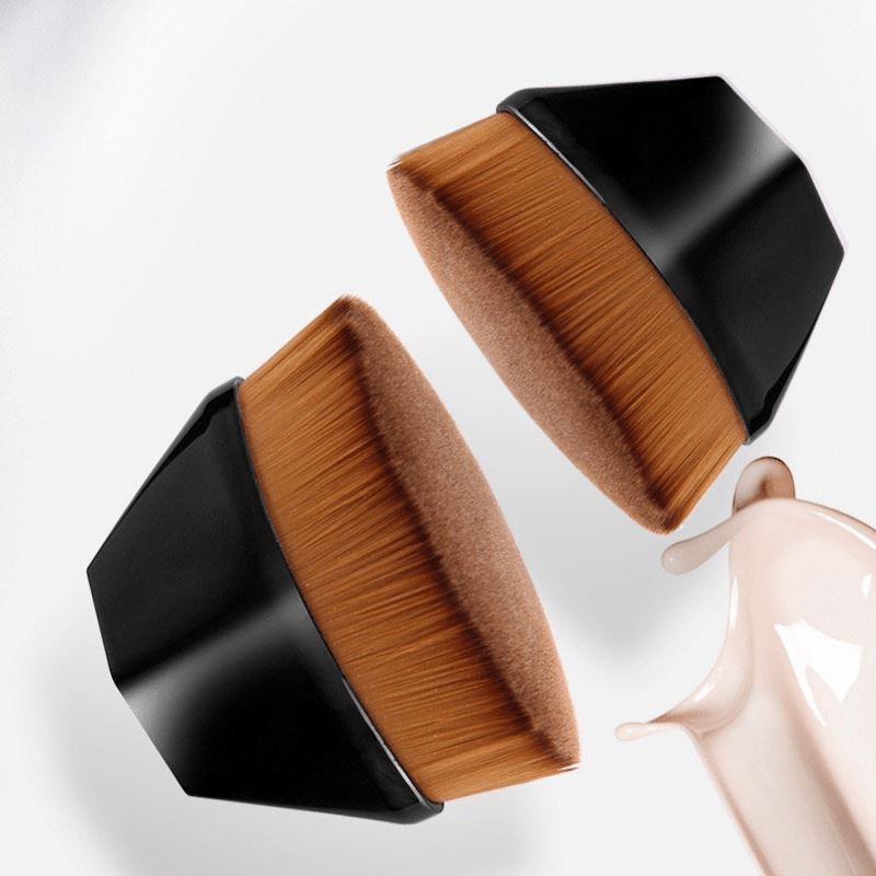 Pincel de maquiagem com cerdas macias para acabamento perfeito.