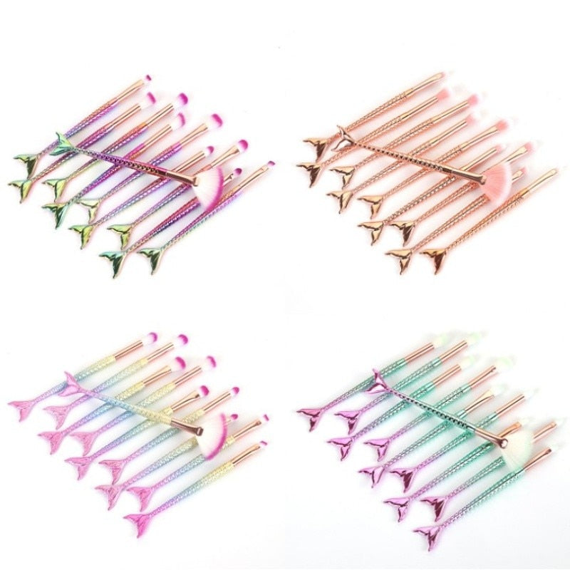 Kit com 10 pincéis de maquiagem para acabamento profissional.