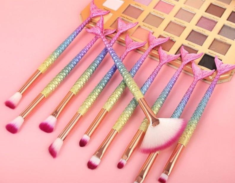 Kit com 10 pincéis de maquiagem para acabamento profissional.