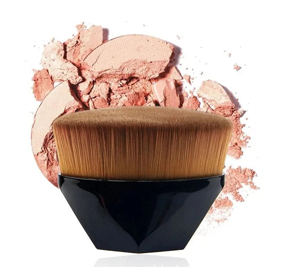 Pincel de maquiagem com cerdas macias para acabamento perfeito.