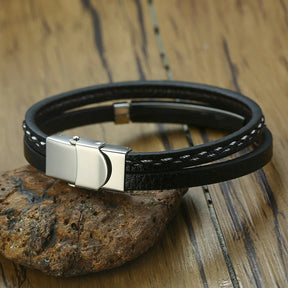 Pulseira de couro masculina com detalhe em aço inoxidável.