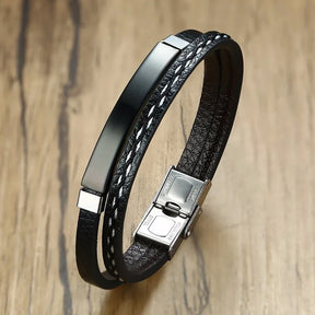 Pulseira de couro masculina com detalhe em aço inoxidável.