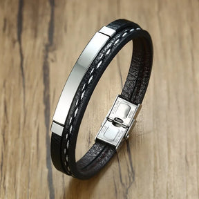 Pulseira de couro masculina com detalhe em aço inoxidável.