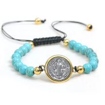 Pulseira de São Bento turquesa com medalha de proteção e ajuste regulável. Acessório religioso, elegante e unissex para uso diário ou presente.