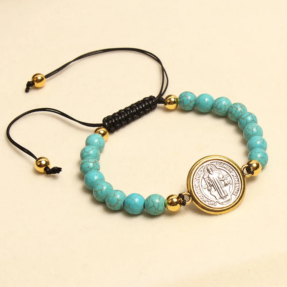 Pulseira de São Bento turquesa com medalha de proteção e ajuste regulável. Acessório religioso, elegante e unissex para uso diário ou presente.