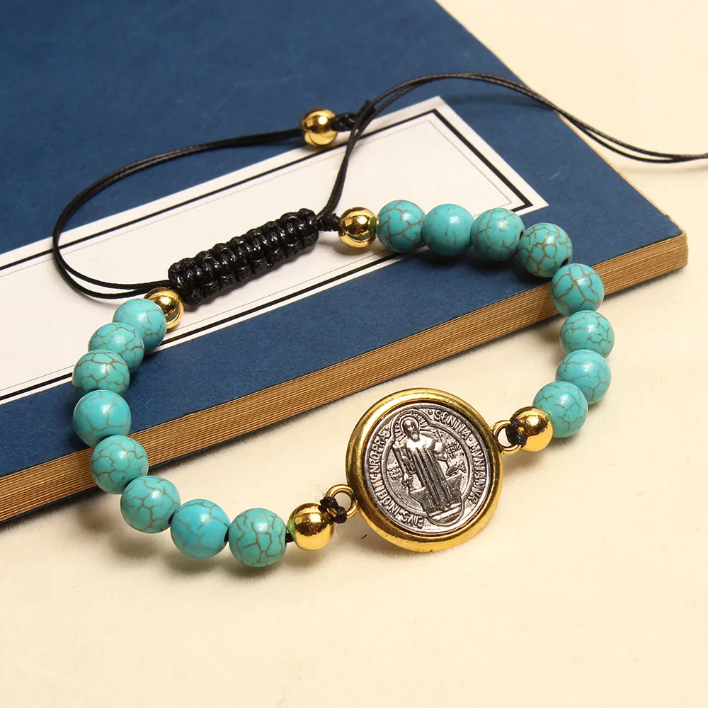 Pulseira de São Bento turquesa com medalha de proteção e ajuste regulável. Acessório religioso, elegante e unissex para uso diário ou presente.