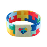 Pulseira com pingente de quebra-cabeça colorido, símbolo do autismo. Ajustável, elegante e feita para apoiar a inclusão com estilo.
