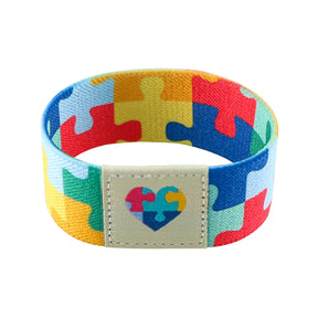 Pulseira com pingente de quebra-cabeça colorido, símbolo do autismo. Ajustável, elegante e feita para apoiar a inclusão com estilo.