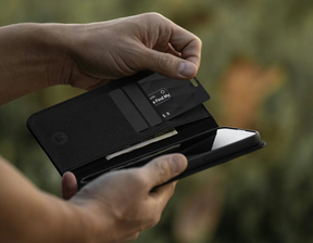 Rastreador veicular GPS modelo cartão discreto e preciso.