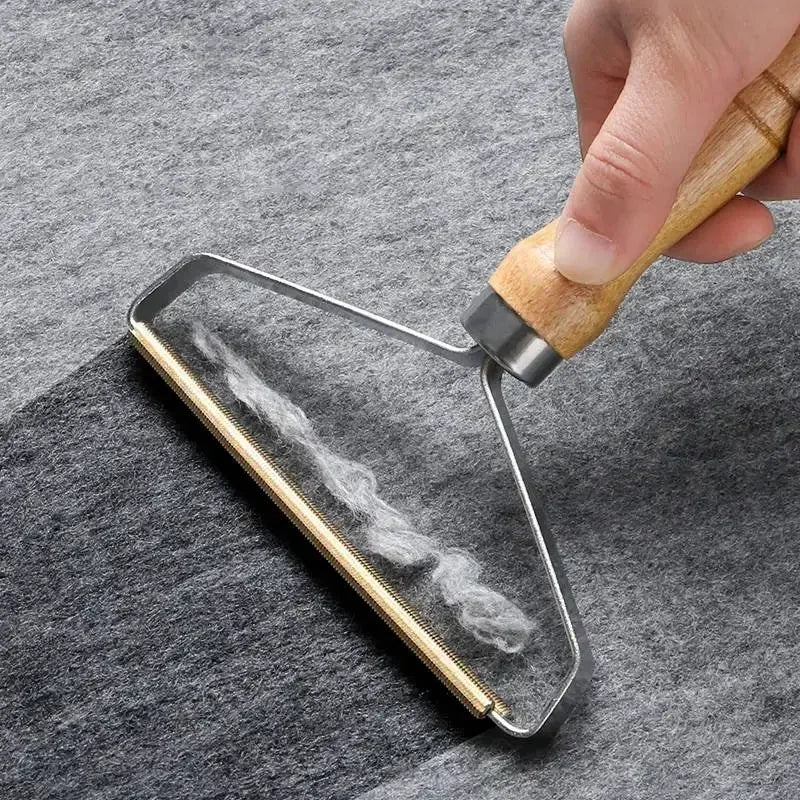 Removedor portátil de pelos e fiapos para roupas, sofás e cobertores. Ideal para quem tem pets. Funciona sem bateria e é fácil de usar.