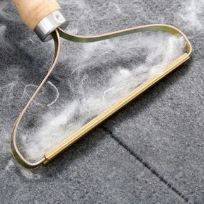 Removedor portátil de pelos e fiapos para roupas, sofás e cobertores. Ideal para quem tem pets. Funciona sem bateria e é fácil de usar.