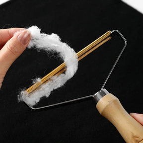 Removedor portátil de pelos e fiapos para roupas, sofás e cobertores. Ideal para quem tem pets. Funciona sem bateria e é fácil de usar.