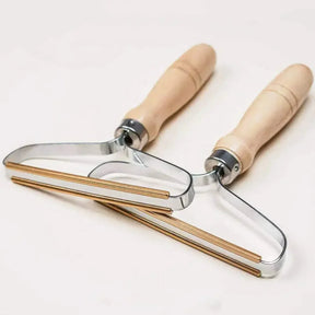 Removedor portátil de pelos e fiapos para roupas, sofás e cobertores. Ideal para quem tem pets. Funciona sem bateria e é fácil de usar.
