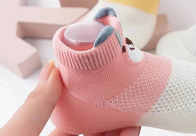 Sapatinho de bebê antiderrapante com sola macia de borracha.