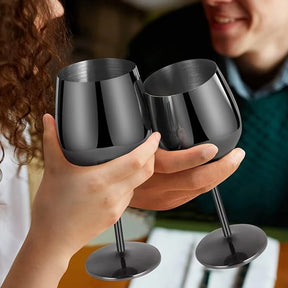Kit com 3 taças de vinho em aço inoxidável elegantes e resistentes.