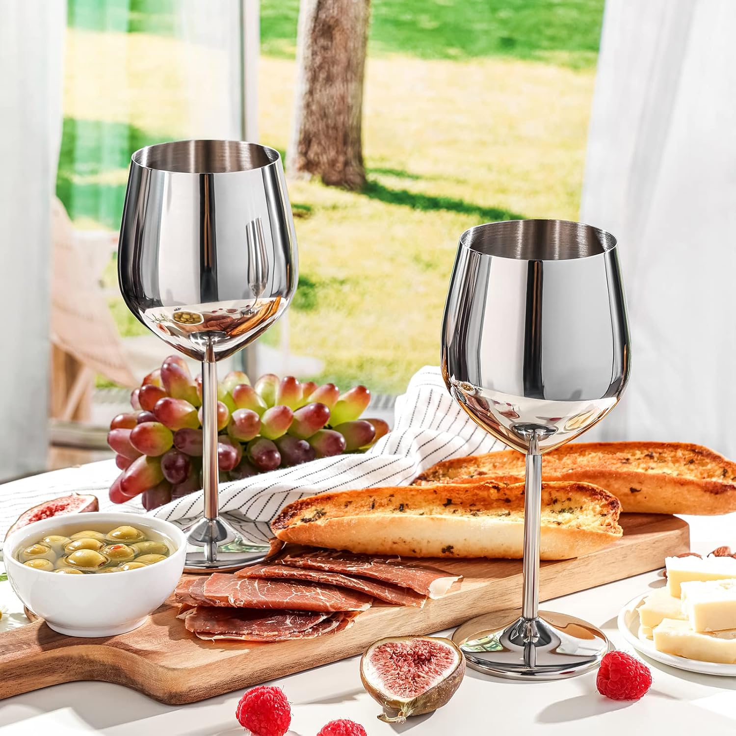 Kit com 3 taças de vinho em aço inoxidável elegantes e resistentes.