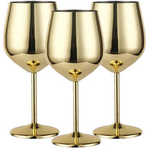 Kit com 3 taças de vinho em aço inox escovado. Elegantes, resistentes e térmicas, perfeitas para brindar com sofisticação em qualquer ocasião.
