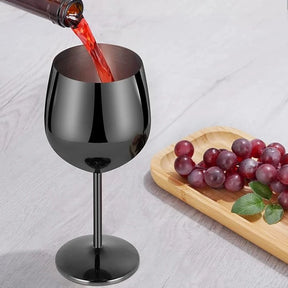 Kit com 3 taças de vinho em aço inox escovado. Elegantes, resistentes e térmicas, perfeitas para brindar com sofisticação em qualquer ocasião.