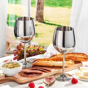 Kit com 3 taças de vinho em aço inox escovado. Elegantes, resistentes e térmicas, perfeitas para brindar com sofisticação em qualquer ocasião.