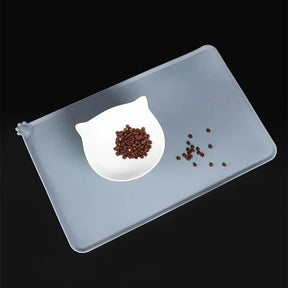 Tapete antiderrapante para alimentação de gato e cachorro.