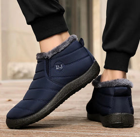 Bota feminina térmica com forro interno, solado antiderrapante e exterior impermeável. Ideal para dias frios, neve e looks de inverno com estilo.