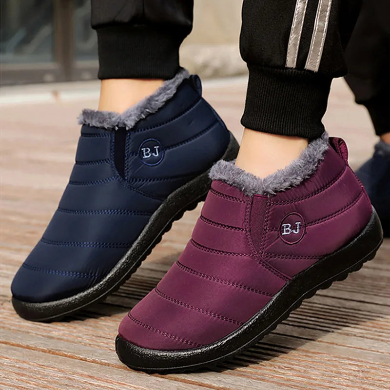Bota feminina térmica com forro interno, solado antiderrapante e exterior impermeável. Ideal para dias frios, neve e looks de inverno com estilo.