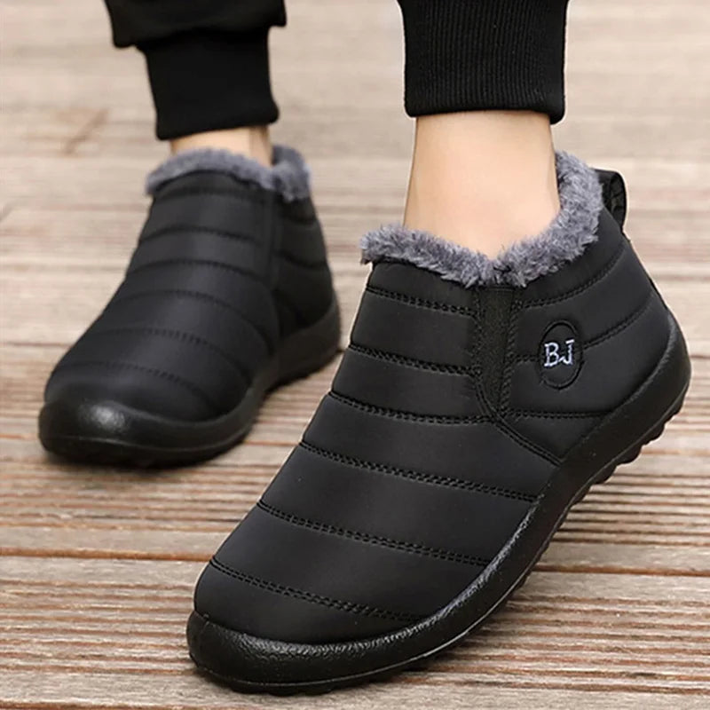 Bota feminina térmica com forro interno, solado antiderrapante e exterior impermeável. Ideal para dias frios, neve e looks de inverno com estilo.