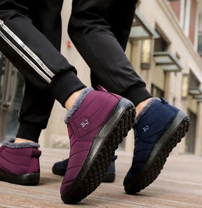 Bota feminina térmica com forro interno, solado antiderrapante e exterior impermeável. Ideal para dias frios, neve e looks de inverno com estilo.