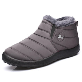 Bota feminina térmica com forro interno, solado antiderrapante e exterior impermeável. Ideal para dias frios, neve e looks de inverno com estilo.
